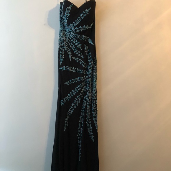 Beautiful Formal Gown / Prom Dress - Picture 2 of 6